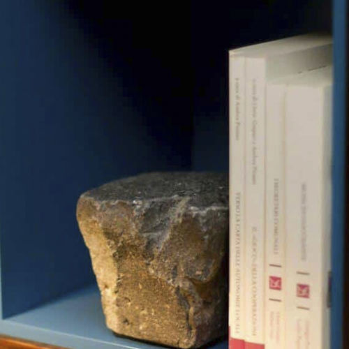 Держатель для книг из базальта - ROMA - Aeterna Design Srl
