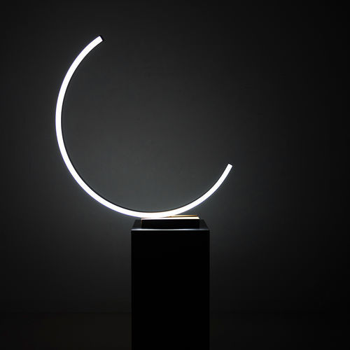 Скульптурная лампа - CAPITAL C - KISSA LAMPS - напольная / из экструдированного алюминия / из термолакированного алюминия