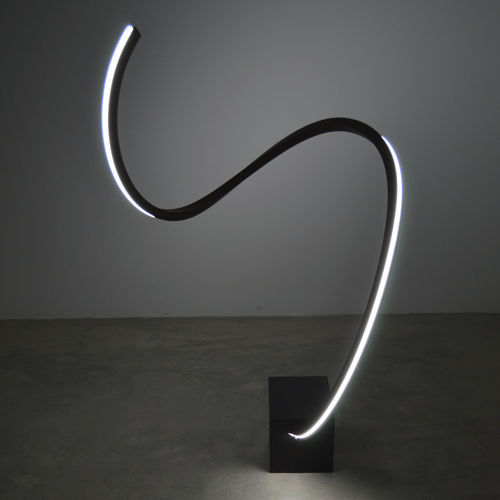 Скульптурная лампа - HORN - KISSA LAMPS - напольная / из экструдированного алюминия / из термолакированного алюминия