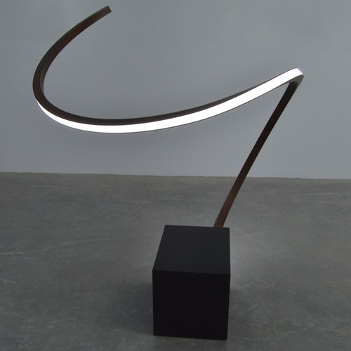 Напольная лампа - HOXY - KISSA LAMPS - из экструдированного алюминия / из ламината / уникальный дизайн