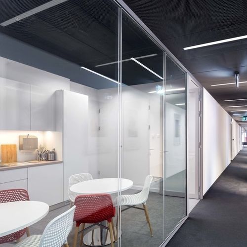 Подвесной потолок из ткани - Armstrong MESH F-Clip - Knauf Ceiling Solutions - из панелей / для интерьера / влагостойкий