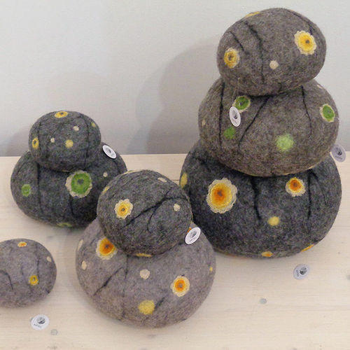 Современный пуф - MOSS - Katsu Stones - из шерсти / круглый / ручной работы