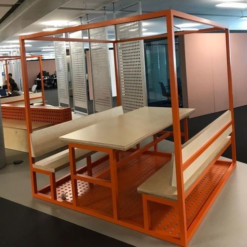 Современный комплект стол-лавки - Specialist Joinery Group - из дерева / из металла / из перфорированного листа