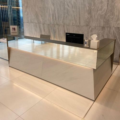 L-образная административная стойка - Specialist Joinery Group - модульная / из стекла / с подсветкой