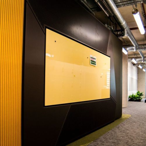 Покрытие для стен для внутреннего пространства - Specialist Joinery Group - из стекла / окрашенное / для сектора услуг