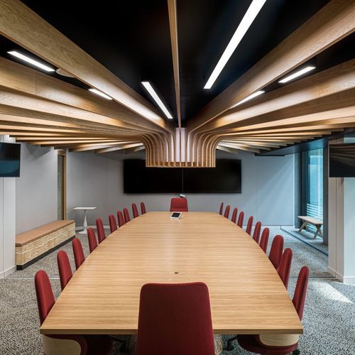 Подвесной потолок из дерева - Specialist Joinery Group - из реек / для офиса / для конференц-зала
