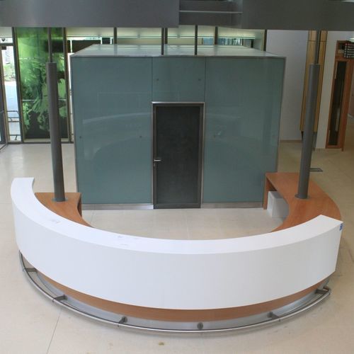 Угловая административная стойка - Specialist Joinery Group - полукруглая / L-образная / модульная