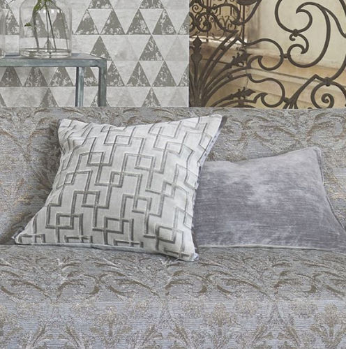 Квадратная подушка - JEANNERET - DESIGNERS GUILD - геометрическая / серая