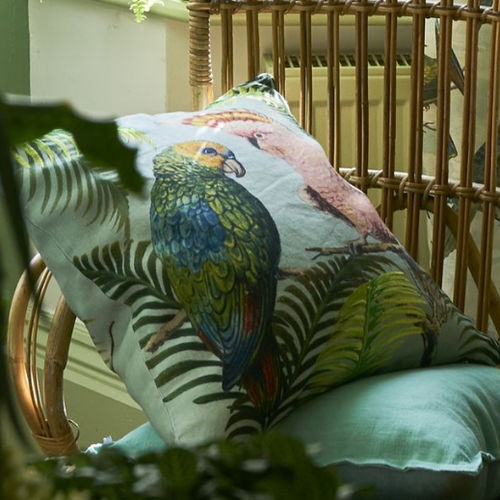 Квадратная подушка - PARROT & PALM AZURE - DESIGNERS GUILD - с рисунком животных / из льна / зеленая