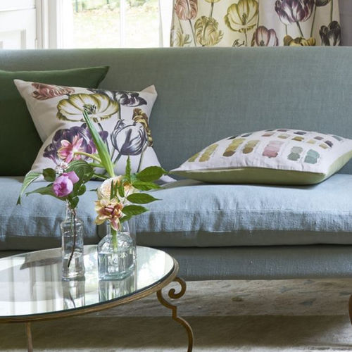 Квадратная подушка - VARIEGATED TULIPS BUTTERMILK  - DESIGNERS GUILD - в цветочек / из хлопка / из льна