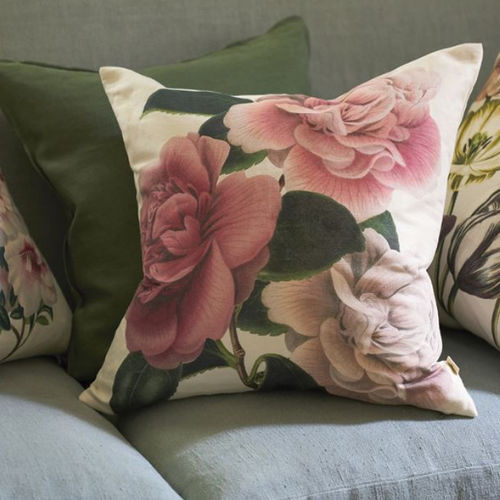 Квадратная подушка - CAMELLIA FOLLY TUBEROSE - DESIGNERS GUILD - в цветочек / из хлопка / из льна
