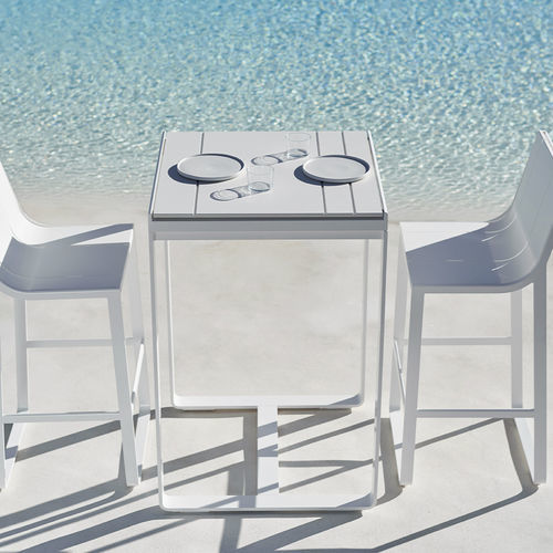 Современный высокий стол для еды стоя - FLAT  - GANDIA BLASCO - из полиэтилена / из Dekton® / с основанием из алюминия