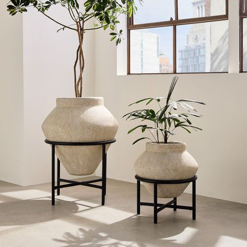 Садовый горшок из камня - Geometric Urn w - West Elm - отдельностоящий / конический / для бытового использования