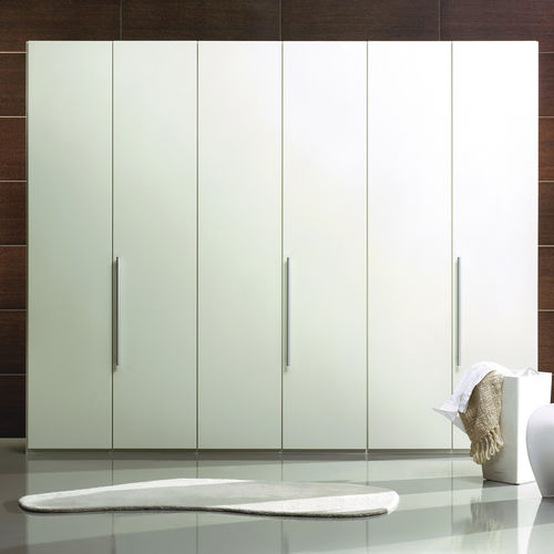 Современный шкаф для одежды - FLAT - CARRE furniture - из дерева / из лакированной древесины / с распашными дверями