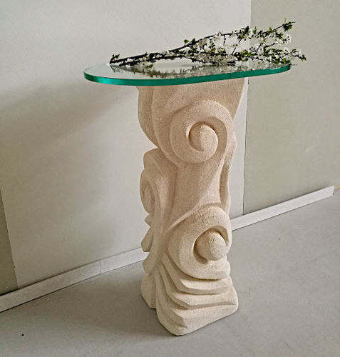 Современный стол-подставка - Apamea  - stonebreakers - из стекла / с основанием из камня / полумесяц