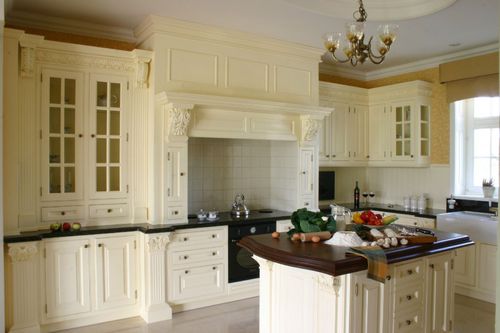 Стилизованная кухня - ROYAL - AKAN-handmade furniture - из цельной древесины / островного типа / с ручками
