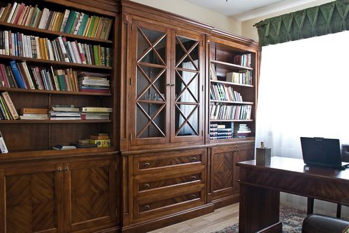 Высокий книжный шкаф - OFFICE - AKAN-handmade furniture - классический / из дерева / со стеклянной дверью