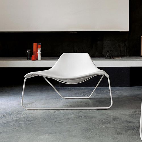 Современное низкое кресло - GLIDE - Tacchini - из кожи / черное / белое