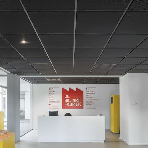 Подвесной потолок из металлической сетки - Luxalon® Tiles Stretch - Hunter Douglas Architectural - из плит / для офиса / для прихожей