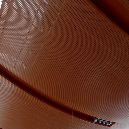 Подвесной потолок из металла - Luxalon® 84R - Hunter Douglas Architectural - из панелей / из реек / для офиса