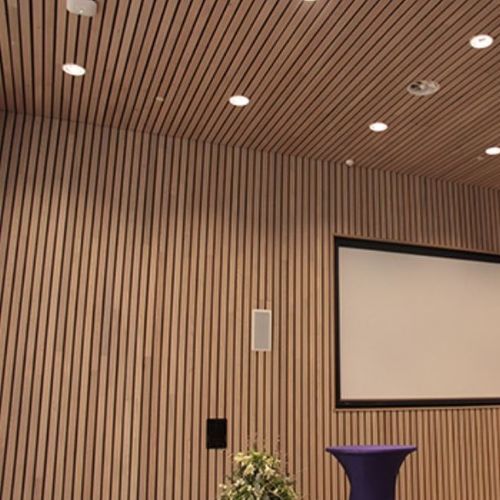 Подвесной потолок из цельной древесины - Derako® Solid Linear BaseLine - Hunter Douglas Architectural - из реек / для конференц-зала / для гостиной