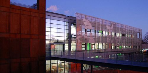 Солнцезащитное устройство из металлической сетки - HEREFORD LEARNING CENTRE - James & Taylor - для фасада / вертикальное / перфорированное
