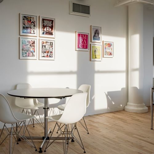 Современный стол - USM Kitos - USM Modular Furniture - из лакированной МДФ / из ламината / с основанием из стали