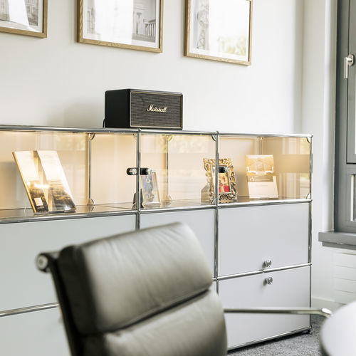 Выставочный стенд-витрина для бутылок - USM Haller E - USM Modular Furniture - для газет и журналов / из металла / из стекла