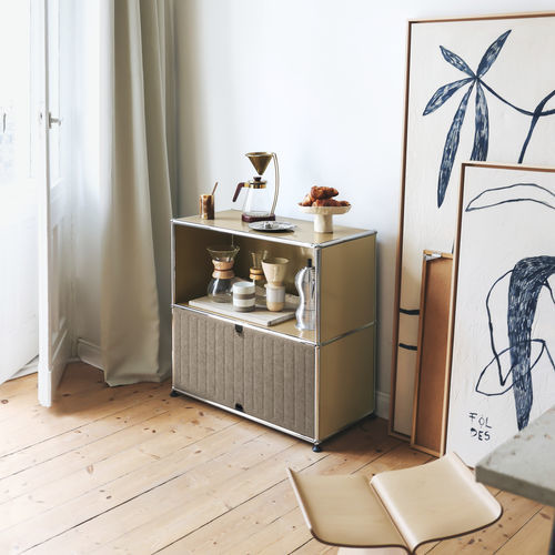 Современный буфет - USM Haller Soft Panel – Taupe - USM Modular Furniture - из синтетического волокна / из переработанного пластика / из металла