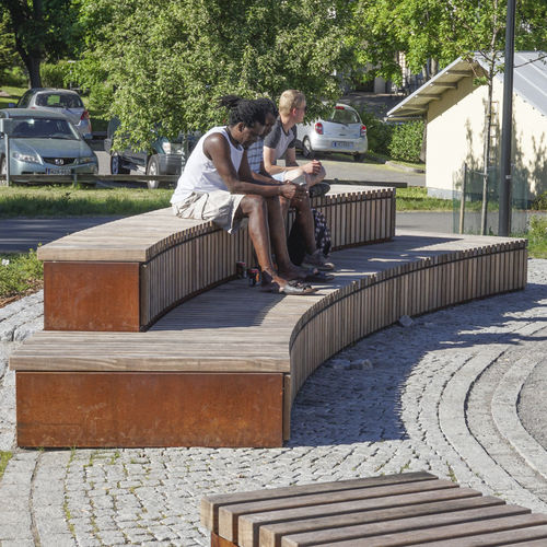 Изогнутая общественная скамейка - SOLID TERRACE - Streetlife - современная / из дерева / из стали, покрытой порошком