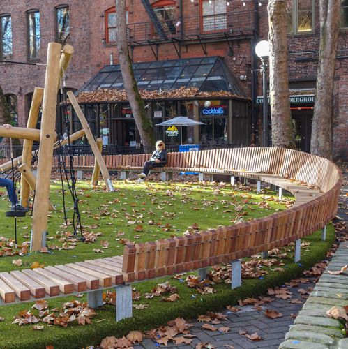 Современная общественная скамейка - SOLID CURVED - Streetlife - из дерева / из гальванизированной стали / из термолакированной стали