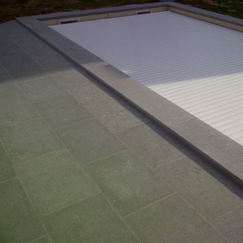 Бортик бассейна из известняка - Lagos Blue coping - LUSOROCHAS NATURAL STONE - противоскользящий
