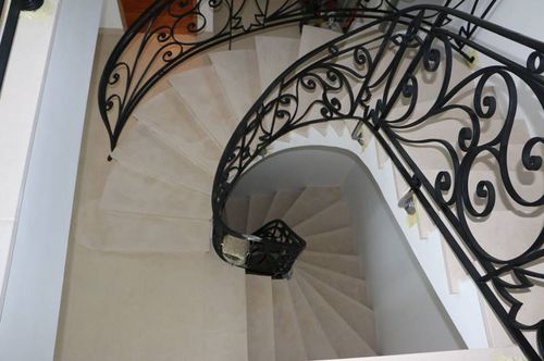 Винтовая лестница - MOLEANOS GASCOGNE BEGE - LUSOROCHAS NATURAL STONE - мраморная ступень / из бетона / для бытового использования