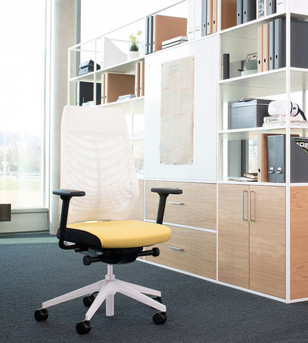 Современное кресло для офиса - JOYCEIS3  - Interstuhl Büromöbel GmbH & Co. KG - сетчатое / из металла / на заказ
