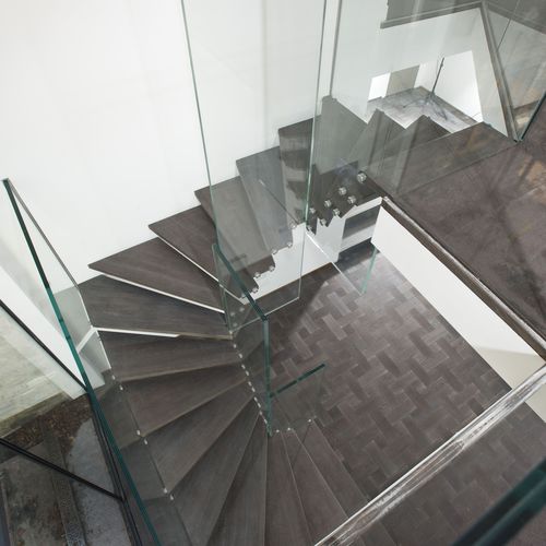 Лестница с поворотом на 180° - MISTRAL WINDER - Siller Stairs - со ступеньками из дуба / стеклянная конструкция / для бытового использования