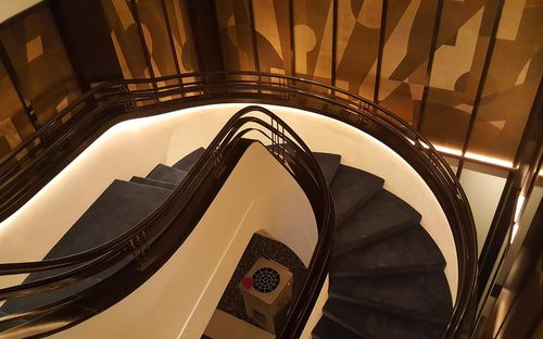 Спиральная лестница - ELEGANCE - Siller Stairs - со ступеньками из дуба / бетонная конструкция / для ресторана