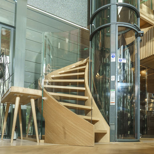 Спиральная лестница - HELICAL WOOD STAIR WITH GLASS BALUSTRADE - Siller Stairs - с деревянными ступеньками / деревянная конструкция / современная
