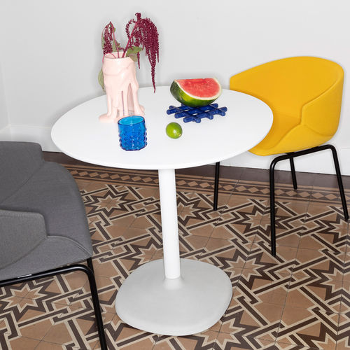 Современный стол для бистро - FONDA - B-LINE - из ламината / из МДФ / с основанием из металла