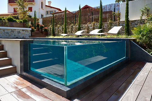 Переливной бассейн - PISCINE A DEBORDEMENT A PAROIS VITREES BIARRITZ - PISCINES CARRE BLEU - на заказ / для наружного применения / полузаглубленный