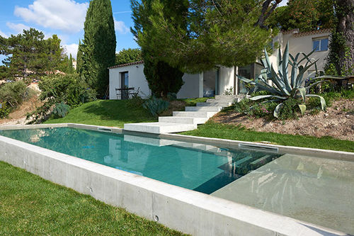 Бассейн плавательный бассейн - PISCINE BETON BRUT AIX EN PROVENCE - PISCINES CARRE BLEU - на заказ / для наружного применения / полузаглубленный