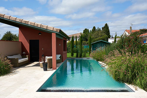 Бассейн плавательный бассейн - PISCINE PAYSAGEE AVEC POOL-HOUSE TOULOUSE - PISCINES CARRE BLEU - на заказ / для наружного применения / заглубленный