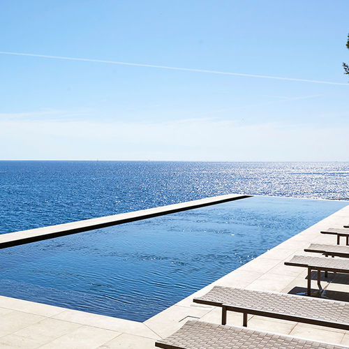 Переливной бассейн - ROCHES BLANCHES À CASSIS - PISCINES CARRE BLEU - плавательный бассейн / для наружного применения / для гостиницы