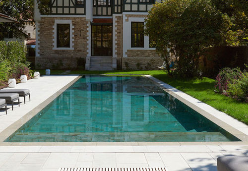 Бассейн в полном комплекте - PIERRE DE BALI - PISCINES CARRE BLEU - переливной / для наружного применения / заглубленный