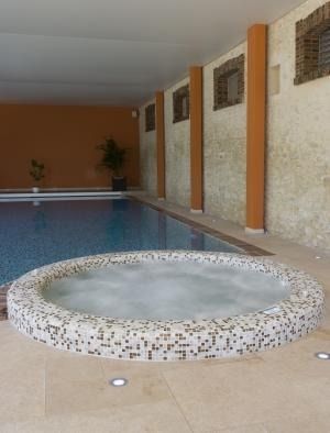 Встраиваемая спа-ванна - ORLÉANS - PISCINES CARRE BLEU - круглая / 6 мест / из мозаики