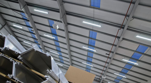 Подвесной светильник - SOLOW - Thorlux Lighting / F.W. Thorpe PLC - LED / линейный / из экструдированного алюминия