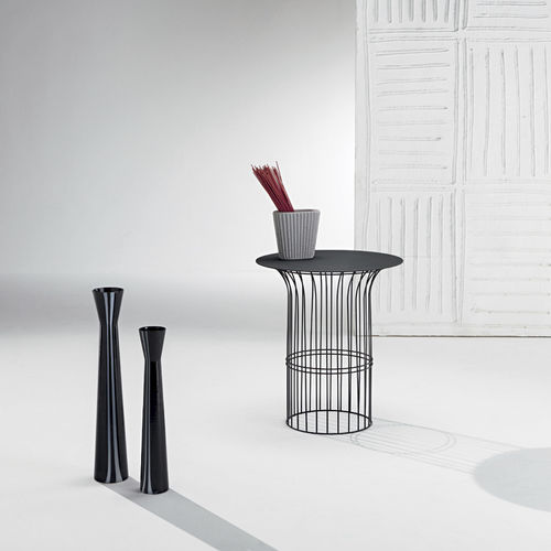 Современный вспомогательный столик - CIRCLE - Siru Lighting - из окрашенной стали / с основанием из окрашенной стали / круглый
