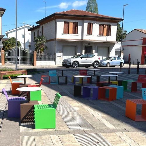 Многофункциональная конструкция для интерьера - CUBIK - CITY DESIGN - для наружного применения / со встроенной общественной скамейкой / из стали