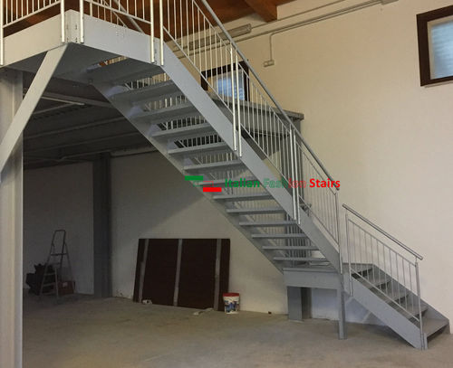 Лестница с поворотом на 90° - LERICI INDUSTRIALE - ITALIAN FASHION STAIRS - с металлическими ступеньками / стальная конструкция / для коммерческих зданий