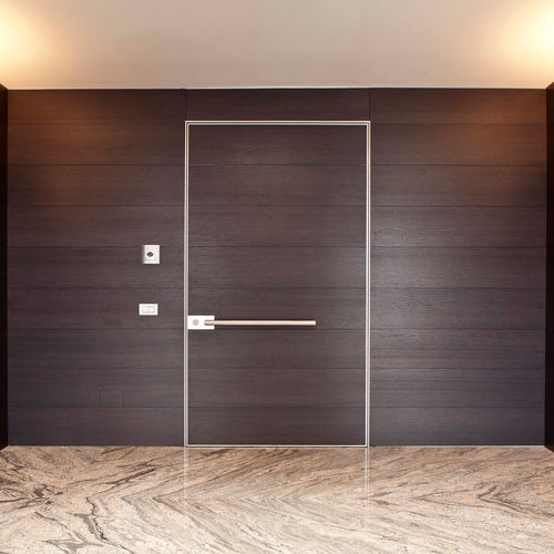 Входная дверь - SYNUA WALL SYSTEM - Oikos Venezia - из дерева / поворотная / заподлицо