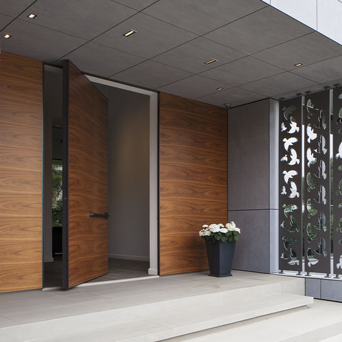 Входная дверь - SYNUA WALL SYSTEM - Oikos Venezia - из орехового дерева / поворотная / классическая
